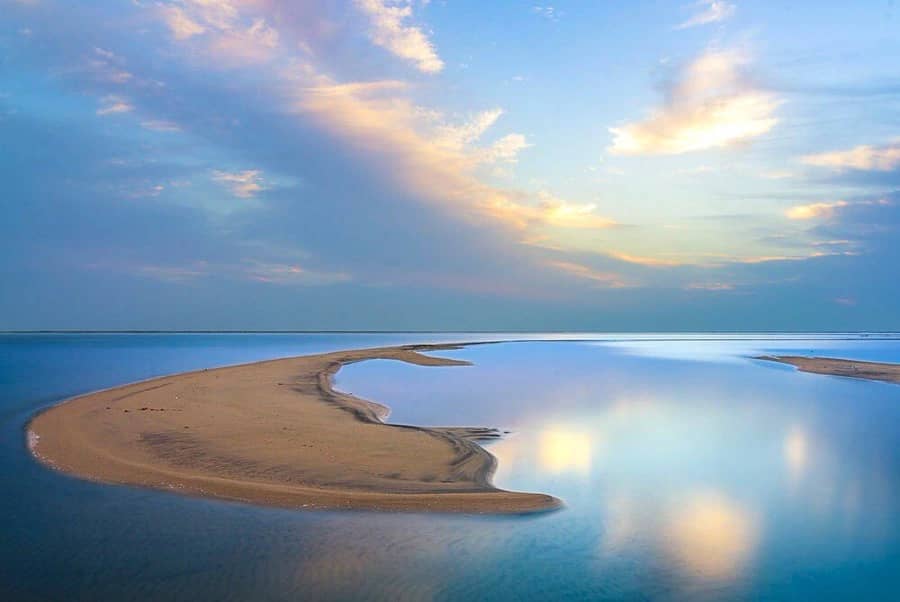 لوحة بديعة تعكس توهّج السماء على ساحل ينبع