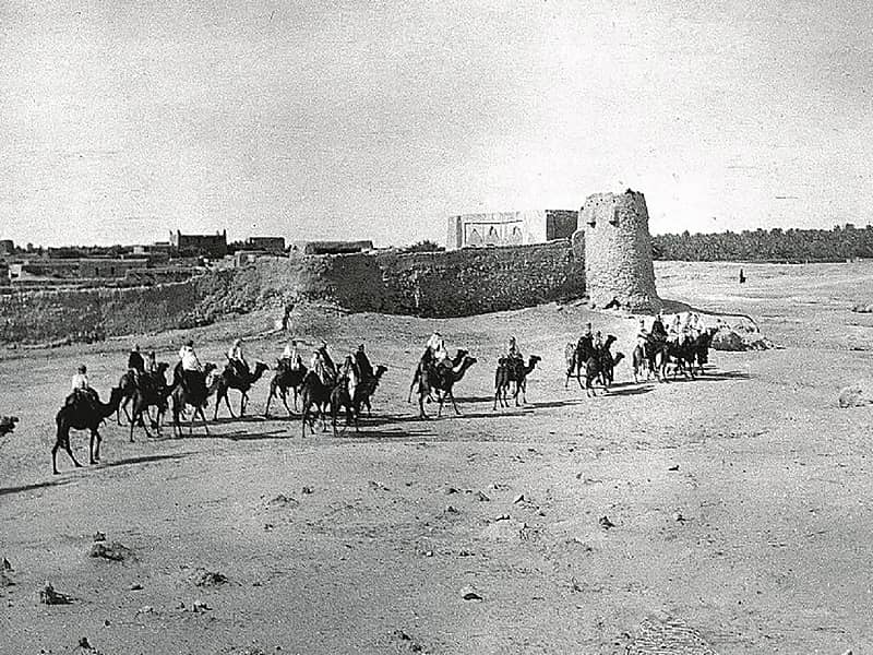 قافلة جمال تعبر أسوار الهفوف قبل 97 عام