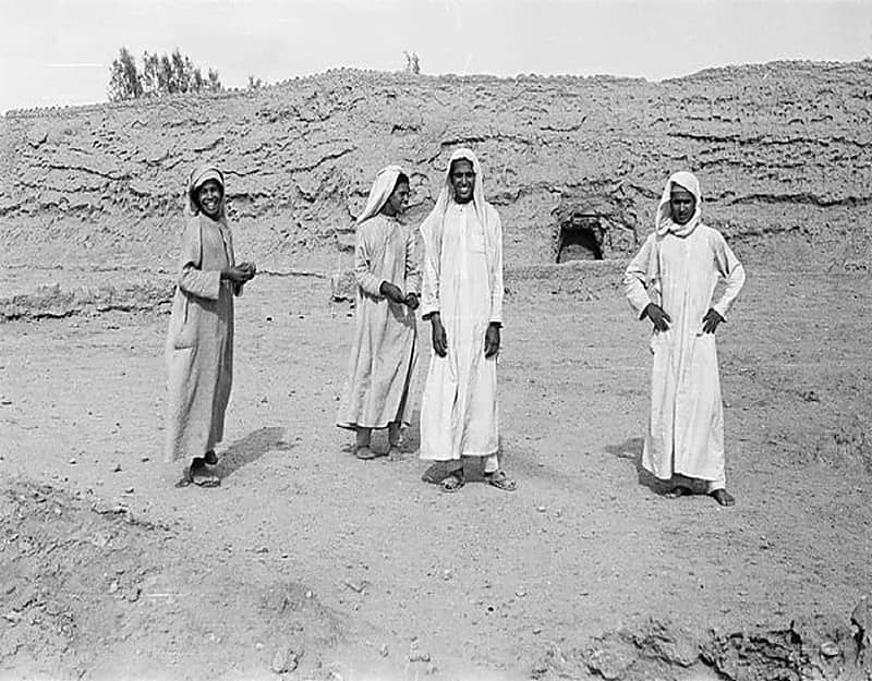 صورة لطفلين ورجلين يقفان أمام أسوار محافظة مرات قبل 76 عام