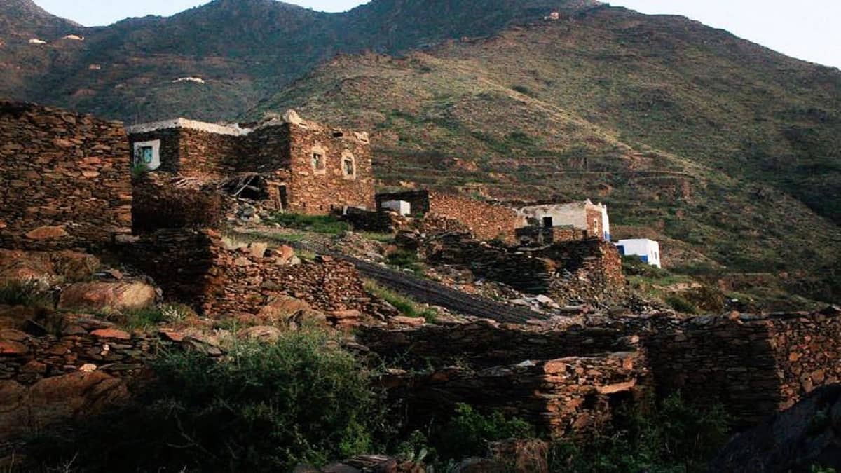 أجمل الأماكن السياحية.. صورة لجبل "هادا" شرق محايل عسير