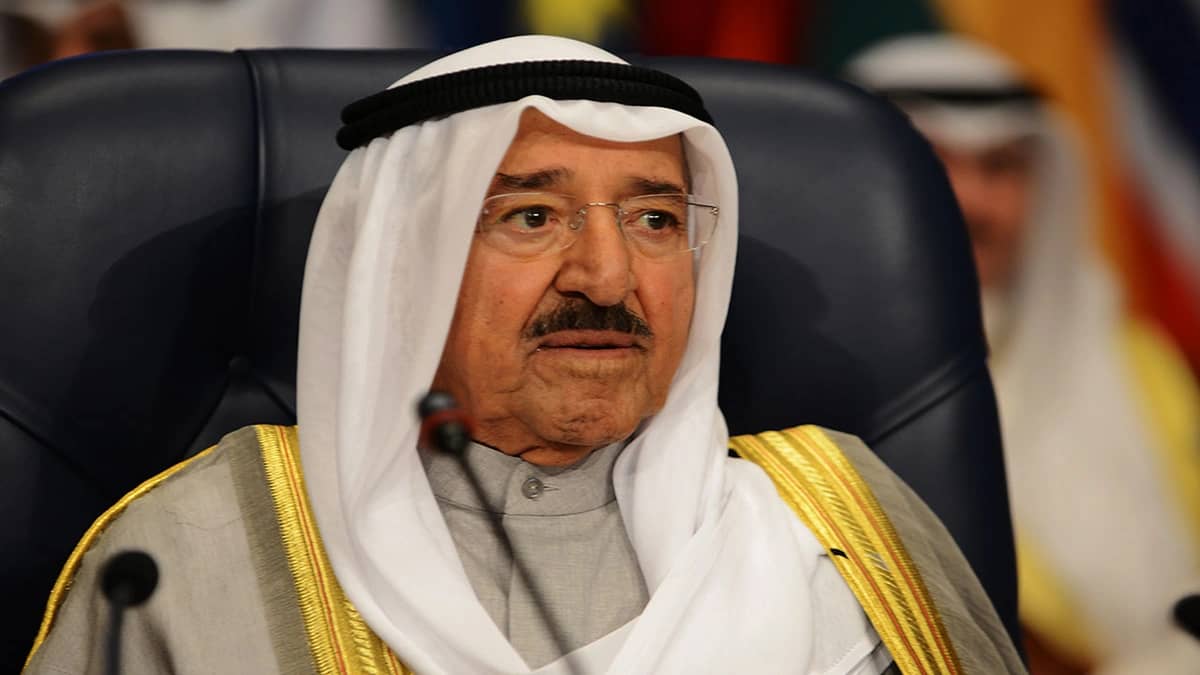 بالفيديو .. رجل يتباهى بحمل مسدس وتركيب تجهيزات أمنية على سيارة مدنية بالرياض