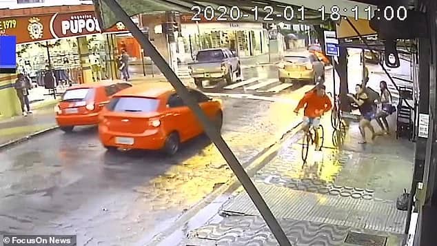 التعادل الإيجابي يحسم مواجهة ضمك والقادسية