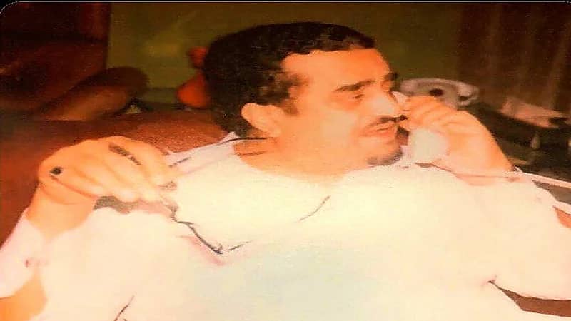 صورة عفوية للملك فهد وهو يجري مكالمة هاتفية