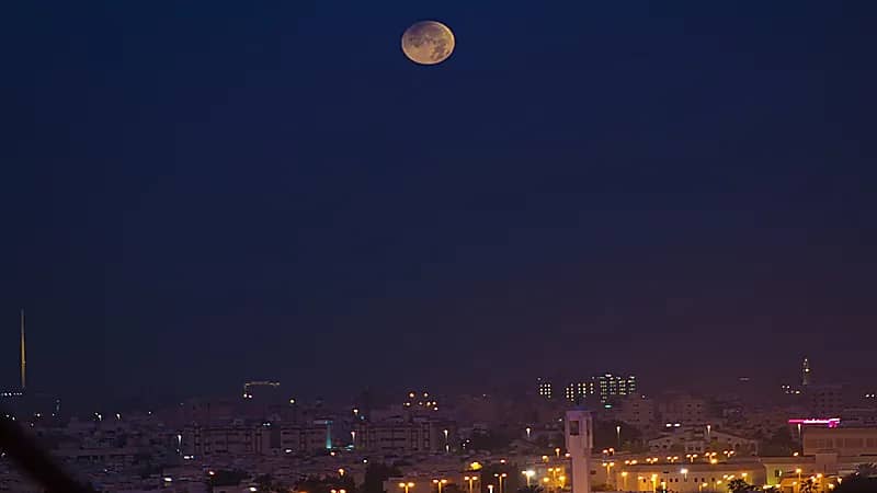 فلكية جدة ترصد خسوف جزئي للقمر غرب المملكة فجراليوم
