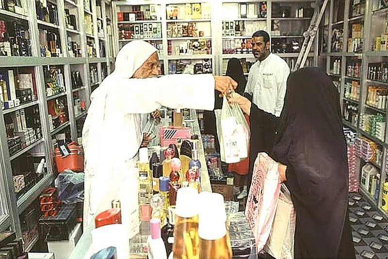 أحد محلات العطور في الديرة عام 1400 هـ