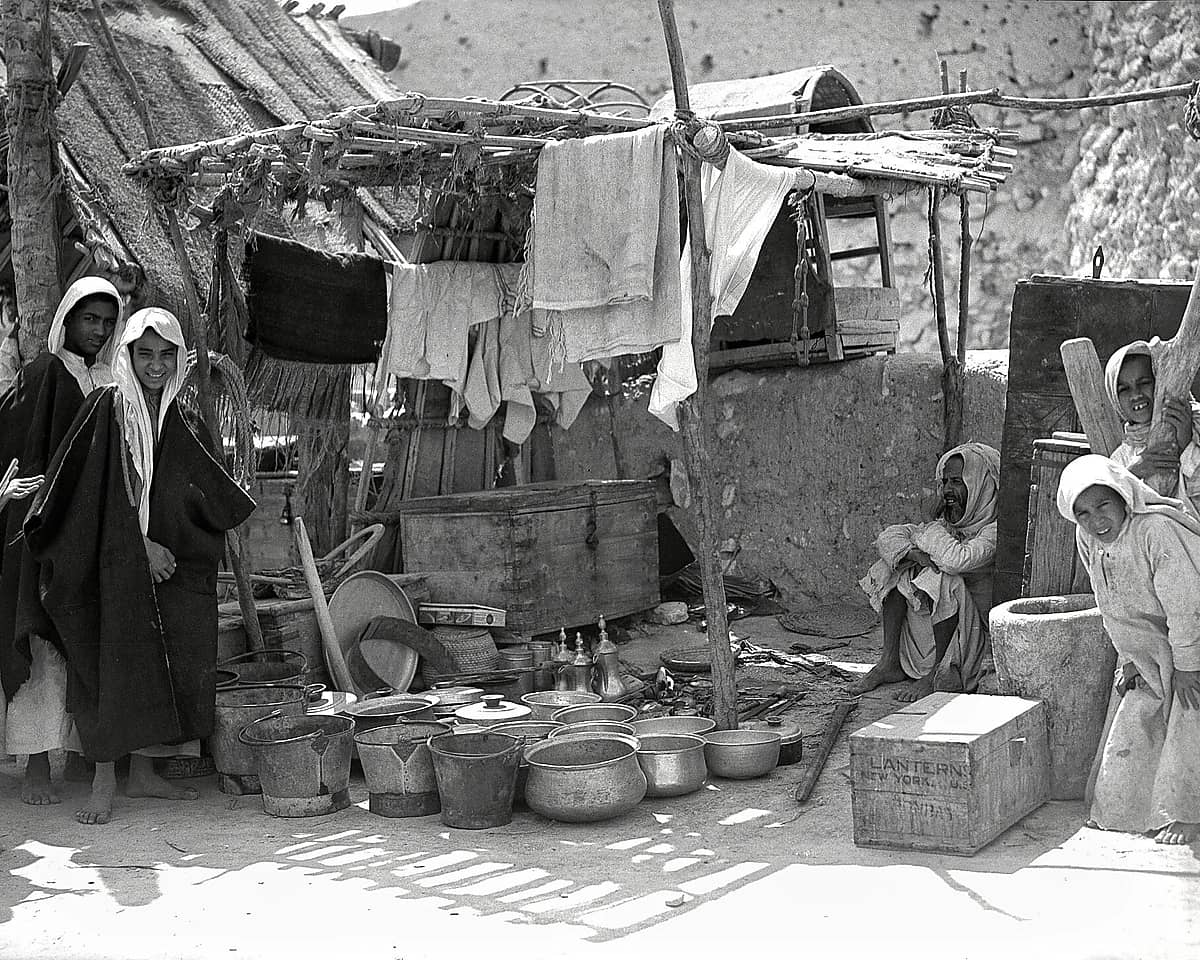 صورة قديمة مليئة بتفاصيل الماضي الجميل