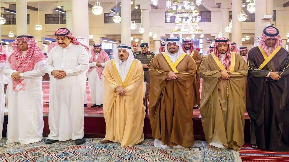 أمير الرياض يؤدّي صلاة الميت على والدة الأميرة مها بنت محمد بن سعد الثاني..صور