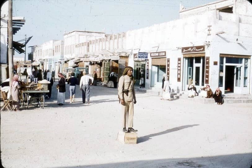 رجل أمن لتنظيم الحركة المرورية في شارع الملك سعود قديما