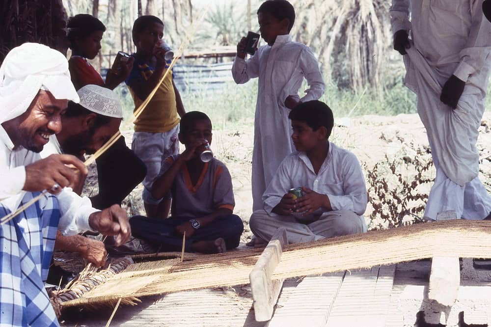 صناعة المداد من أعواد نبات الأسل بأحد مزارع بلدة القديح