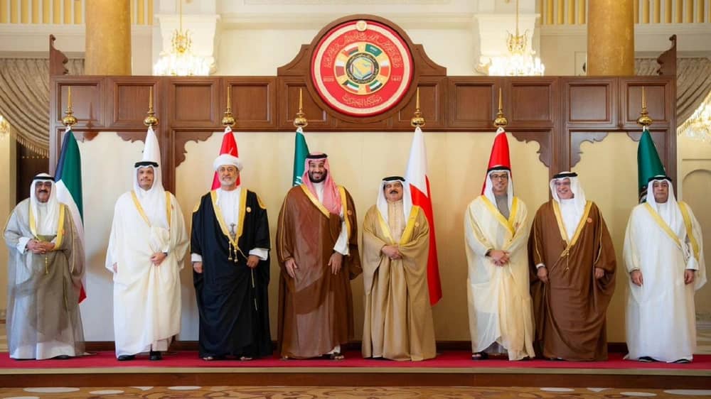 ولي العهد يرأس وفد المملكة في القمة الخليجية.. فيديو وصور