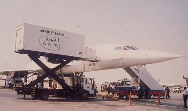 صورة قديمة من مطار جدة لطائرة أثناء تزودها بالتموين