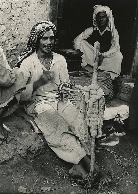 صورة جميلة لرجل ينسج شبكة صيد