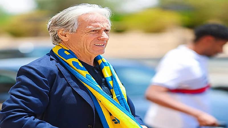 جورجي جيسوس يصل الرياض مرتديًا شال النصر بعد تعيينه مدربًا للفريق.. صور