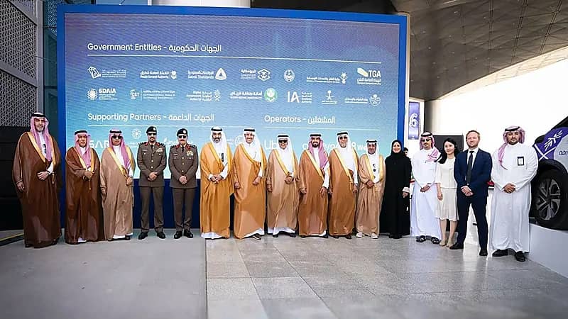 وزير النقل يُدشّن المرحلة التطبيقية الأولية للمركبات ذاتية القيادة.. صور