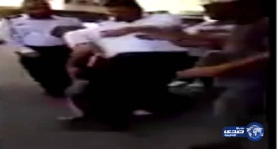 بالفيديو: شرطي مرور  عراقي ينهال علي مواطن بالضرب ويعطل المرور