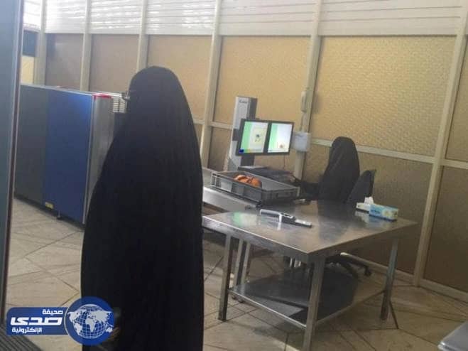 خليجية وجدوا بين ساقيها ما يهدد شباب المملكة!