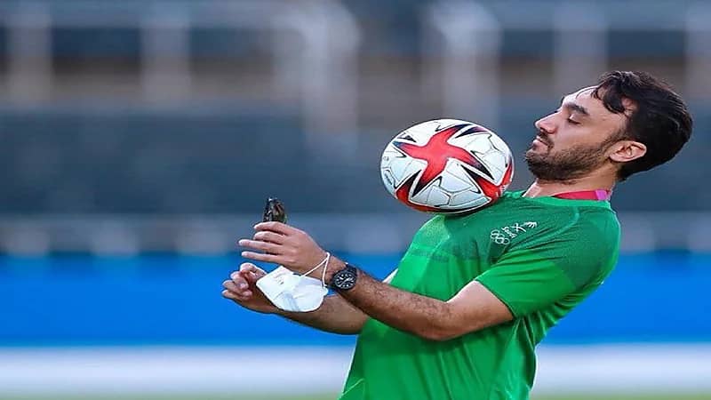 فيديو وصور..وزير الرياضة يستعرض مهاراته الكروية بمران الأخضر