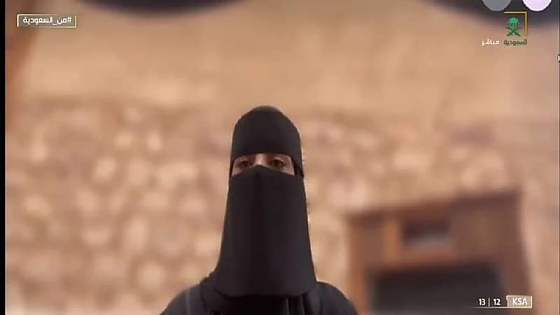 مرشدة سياحية: لو لم أجد العباءة لأعطيت السائحة عبائتي (فيديو)