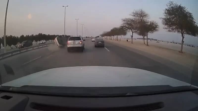 شاهد.. انقلاب مروع لمركبة على أحد طرق الخبر