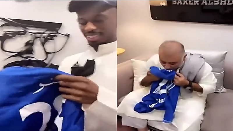 شاهد.. محمد كنو يُهدي الفنانيين الكويتيين تيشيرت الهلال