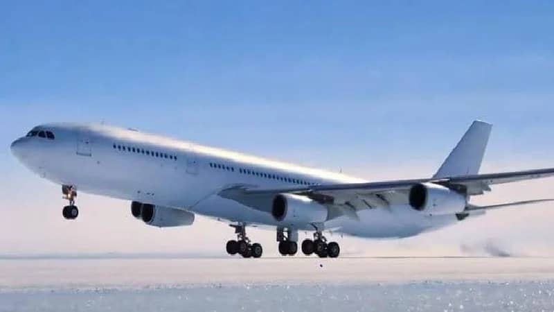 بالفيديو.. لحظة هبوط طائرة مدنية عملاقة على "الجليد الأزرق"