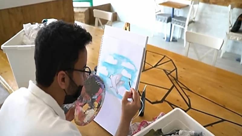 بالفيديو.. مقهى بني من موارد معاد تصنيعها يقدم خدمات مجانية للزوار بالدمام