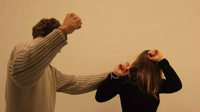 زوج يضرب زوجته بوحشية لمدة ١٣ ساعة بسبب مصاريف الولادة