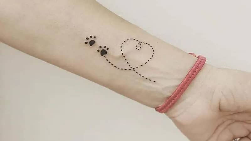 امرأة تصاب بحالة غريبة بسبب وشم