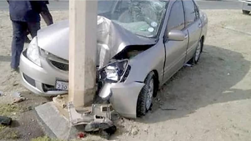 مركبة تصطدم بشكل مروع بمرفق عام في جدة