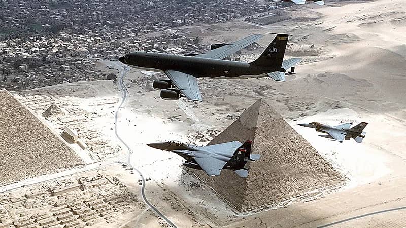 بالصورة.. الجيش المصري يحول طائرة مبيدات حشرية إلى "سلاح عسكري"