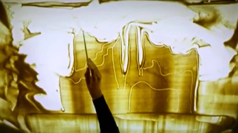 بالفيديو.. رسامة تعبر عن مشاعرها بيوم التأسيس بالرسم على الرمل