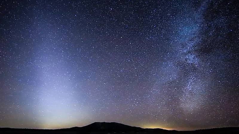 "فلكية جدة" تحدد أفضل وقت لرؤية الضوء البروجي في سماء المملكة