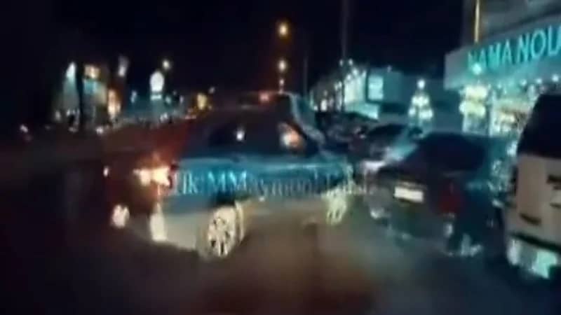 بالفيديو.. فتاة تقوم بمنع شخص من الوقوف في موقف سيارة