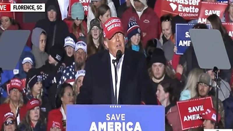 ترامب: بايدن يزحف على ركبتيه ويتوسل الرحمة من السعودية وفنزويلا