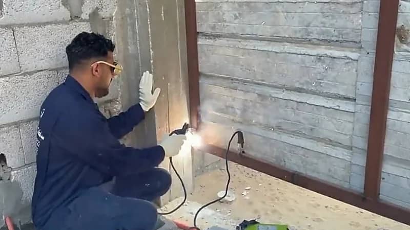 بالفيديو.. مواطن يحترف "السباكة" في الأحساء