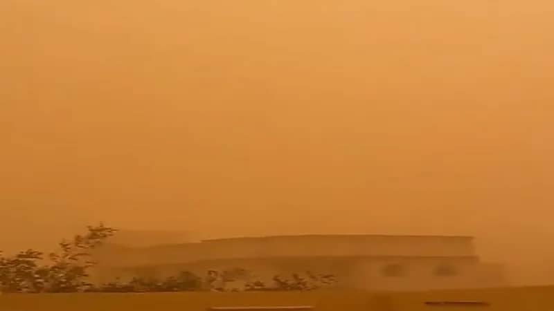 شاهد.. موجة غبار قوية في حفر الباطن