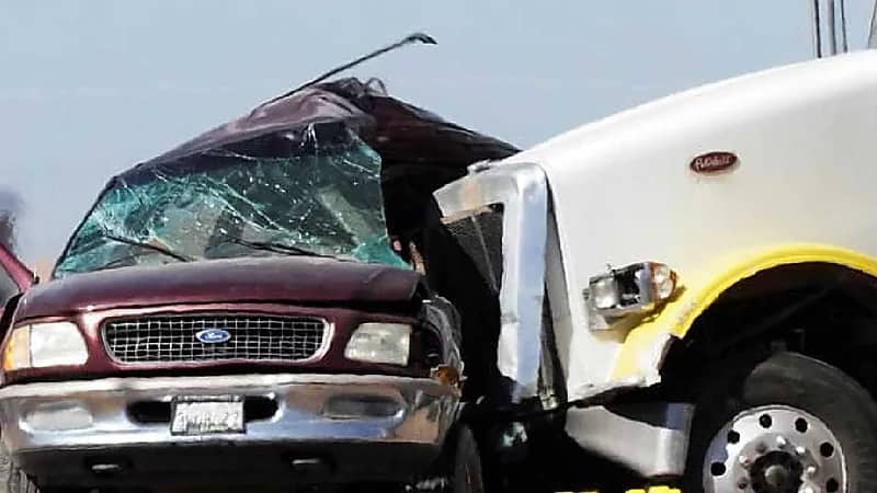 اصطدام حافلة نقل بشاحنة في مكة المكرمة