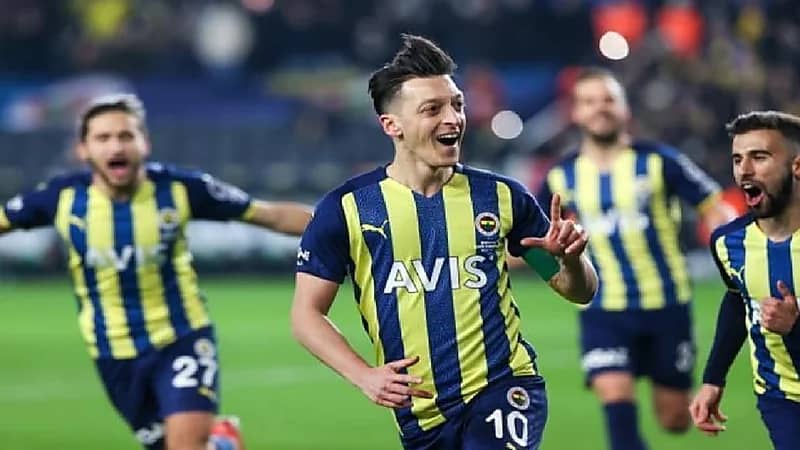 الكشف عن آخر تطورات مفاوضات النصر مع مسعود أوزيل