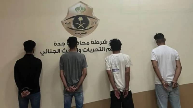 القبض على (4) أشخاص سرقوا خزانة أموال من شقة سكنية بجدة