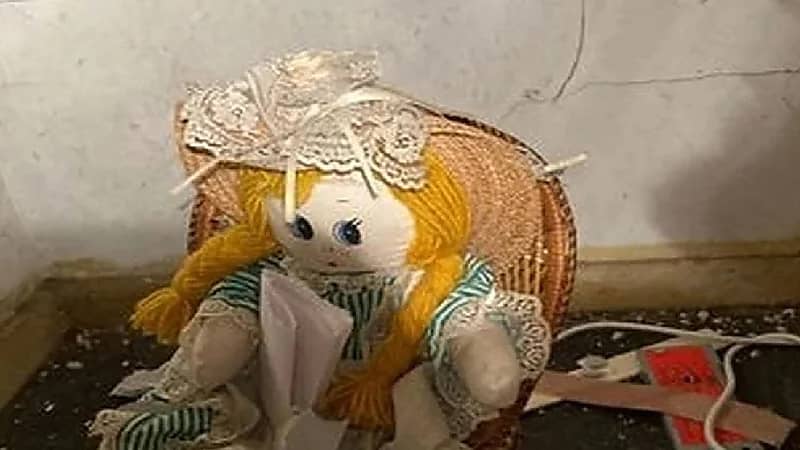 معلم يعثر على دمية ورسالة مخيفة خلف جدران منزله الجديد