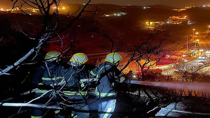بالصور.. مدني عسير يباشر حريقًا في جبل بمركز بللسمر