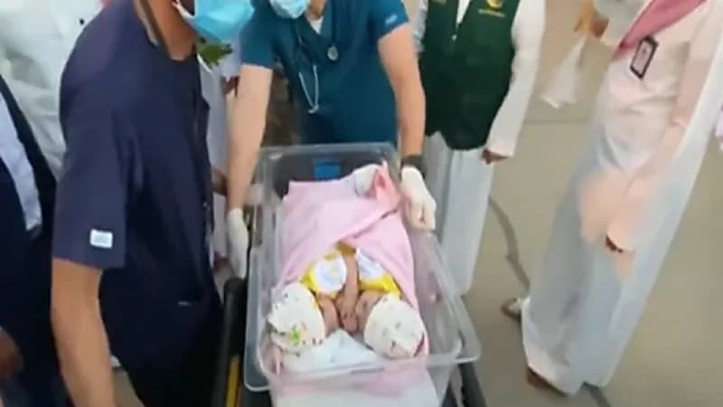 بالفيديو.. لحظة وصول التوأم السيامي مودة ورحمة إلى مطار الملك خالد