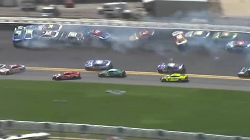 بالفيديو.. لحظة اصطدام سيارات في مضمار سباق بفلوريدا