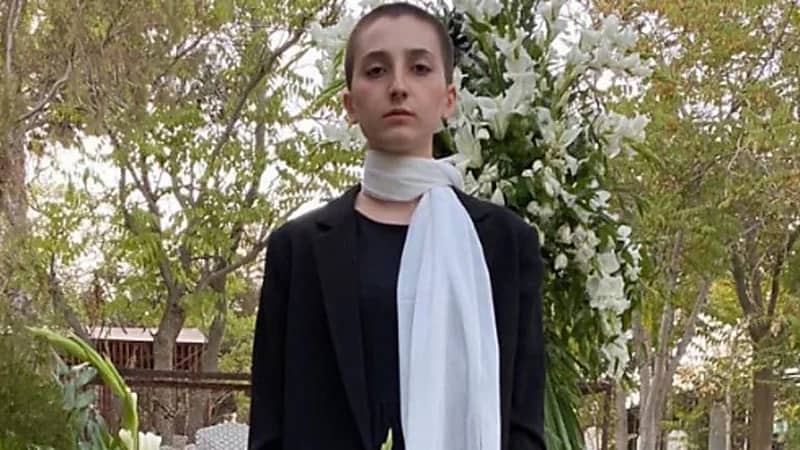 بالصور.. فتاة تحلق رأسها وتتحدى السلطات الإيرانية