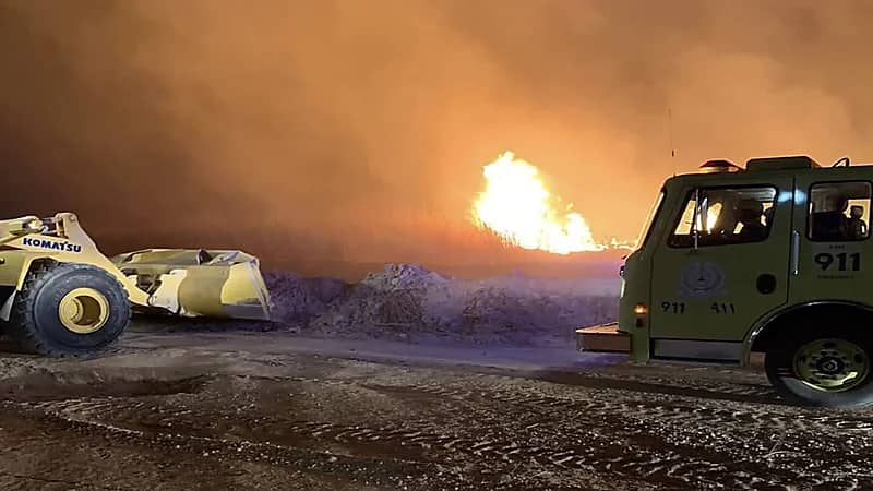 بالصور.. اندلاع حريق في حشائش وأعلاف بمزرعة بالخرج