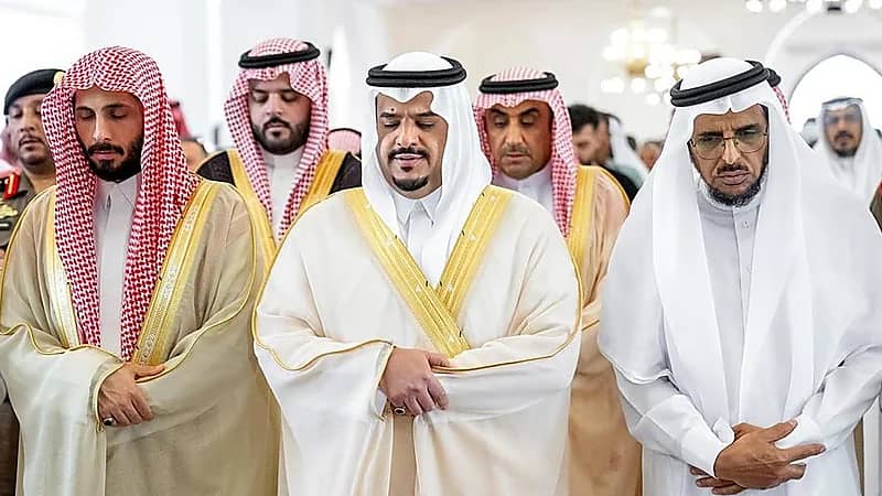 نائب أمير الرياض يؤدي صلاة الميت على والدة الأمير سلطان بن محمد بن عبدالعزيز آل سعود