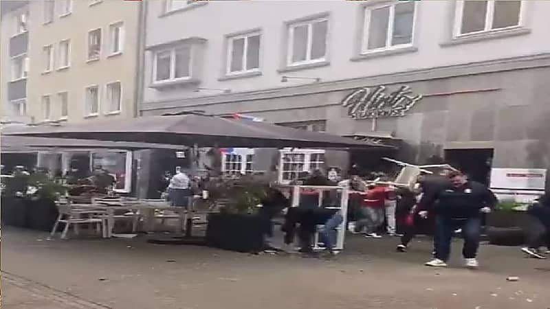 اشتباكات قوية  بين جماهير صربيا وإنجلترا .. فيديو