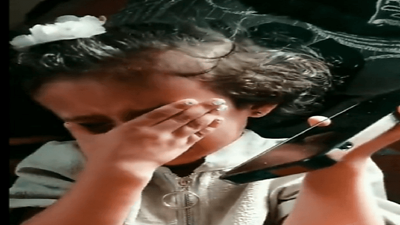 طفلة تنفجر في البكاء حزناً على عصافيرها وتخطف القلوب.. فيديو