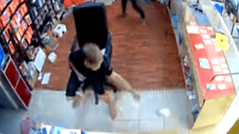 بالفيديو.. بطارية هاتف كادت تنهي حياة صاحبها