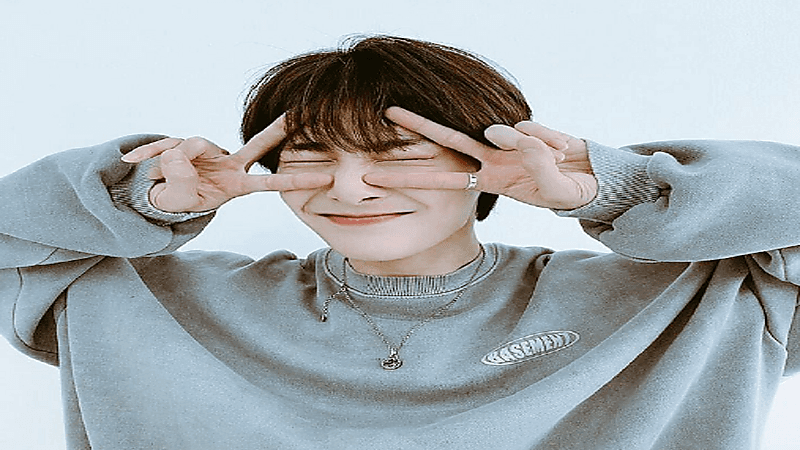 ايان عضو فرقة ستراي كيدز يحتفل بعيد ميلاده